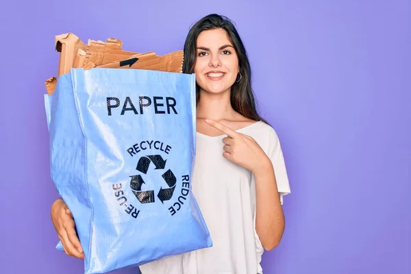 エコ環境のためのリサイクル段ボール袋容器リサイクルを保持若い美しい女性は手と指で非常に幸せなポインティング — ストック写真