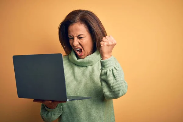 Μεσήλικη Μελαχρινή Γυναίκα Που Χρησιμοποιεί Φορητό Υπολογιστή Πάνω Από Κίτρινο — Φωτογραφία Αρχείου