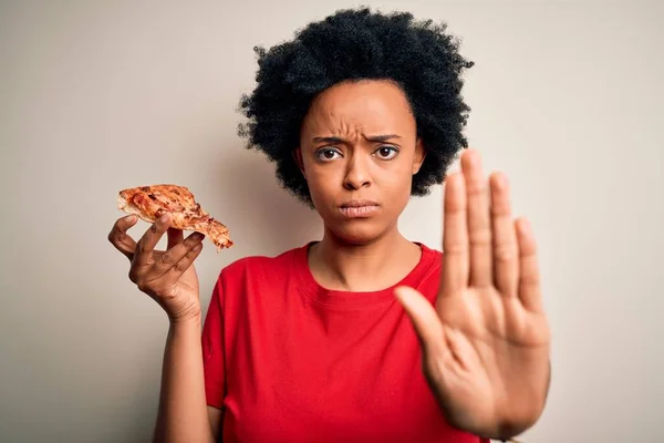 Mladý Afroameričanka Kudrnaté Vlasy Jíst Plátek Lahodné Italské Pizzy Otevřenou — Stock fotografie