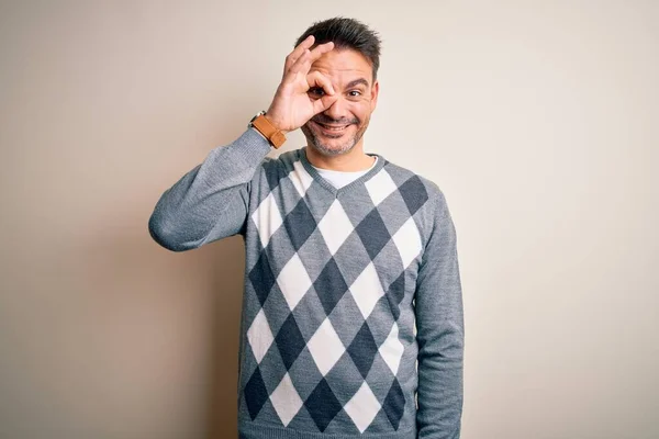 Joven Hombre Guapo Usando Suéter Casual Pie Sobre Fondo Blanco — Foto de Stock