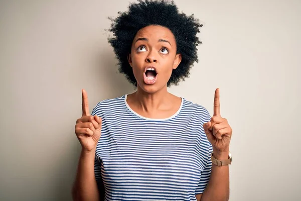 Young Beautiful African American Afro Woman Curly Hair Wearing Striped — Stock Photo, Image