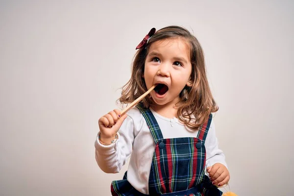 Menina Pequena Jovem Escovar Dentes Usando Escova Dentes Pasta Oral — Fotografia de Stock