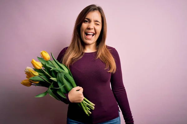 Fiatal Szőke Gazdaság Romantikus Csokor Sárga Tulipán Virágok Felett Rózsaszín — Stock Fotó
