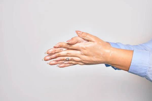 Mulher Branca Jovem Limpando Mãos Usando Álcool Líquido Sobre Fundo — Fotografia de Stock