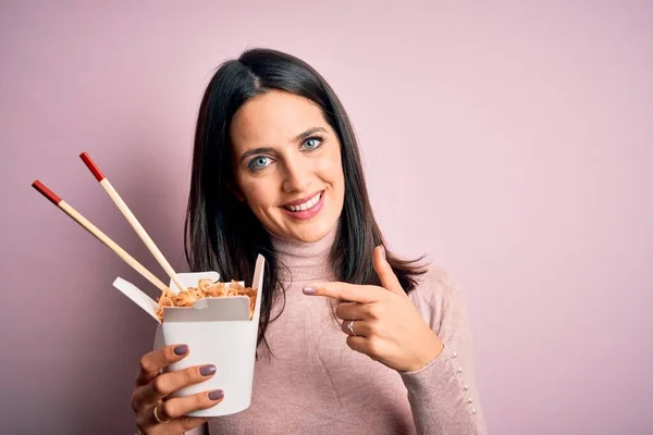 Ung Brunett Kvinna Som Håller Leverans Takeaway Papper Box Över — Stockfoto