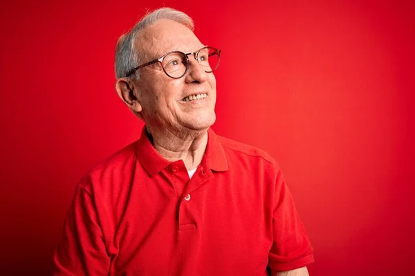 Šedovlasý Starší Muž Brýlemi Neformálním Tričkem Červeném Pozadí Dívající Stranou — Stock fotografie