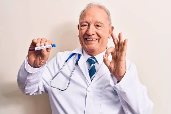 Senior Bello Dai Capelli Grigi Medico Uomo Possesso Coronavirus Provetta — Foto Stock