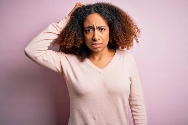 Jovem Afro Americana Com Cabelo Afro Vestindo Camisola Casual Sobre — Fotografia de Stock