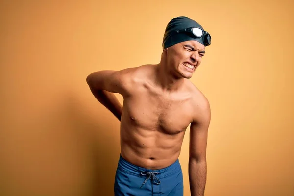 Genç Yakışıklı Adam Mayo Giyiyor Yüzme Şapkası Takıyor Izole Edilmiş — Stok fotoğraf