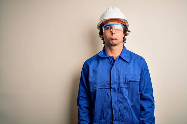 Jonge Constructeur Man Draagt Uniform Veiligheidshelm Geïsoleerde Witte Achtergrond Depressief — Stockfoto