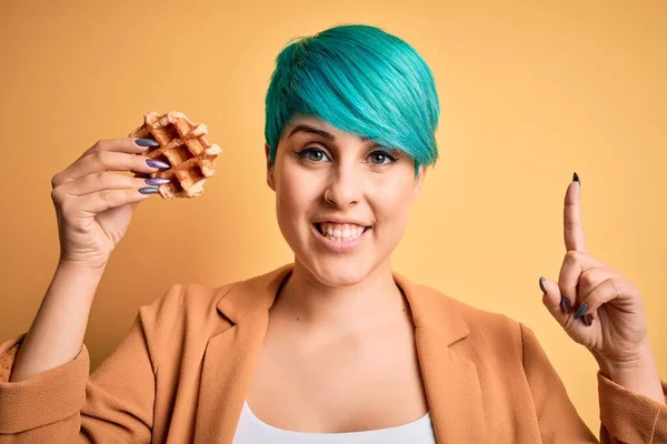 Jovem Com Cabelo Moda Azul Segurando Delicioso Wffle Sobre Fundo — Fotografia de Stock