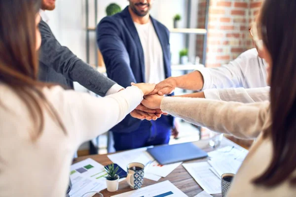 Bedrijfsleiders Staan Met Handen Bij Elkaar Kantoor — Stockfoto