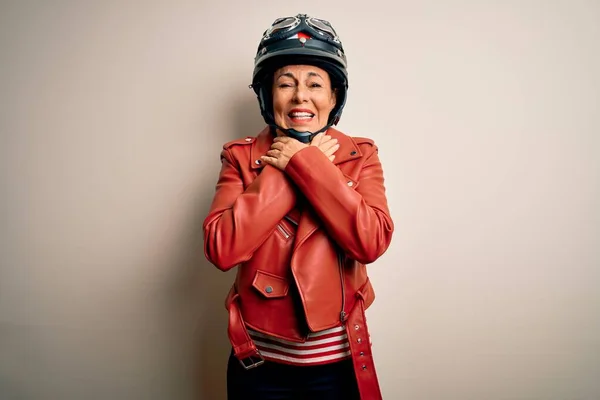 Женщина Мотоциклист Средних Лет Мотоциклетном Шлеме Пиджаке Белом Фоне Кричит — стоковое фото
