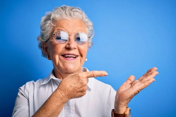 Senior Bela Mulher Vestindo Camisa Elegante Óculos Sobre Fundo Azul — Fotografia de Stock