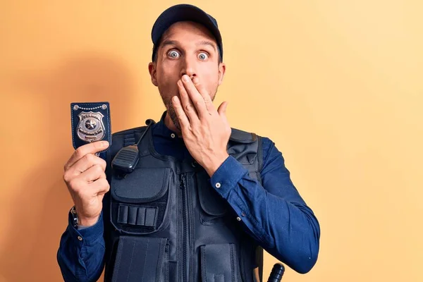 Jovem Policial Bonito Vestindo Uniforme Bulletprof Segurando Crachá Polícia Cobrindo — Fotografia de Stock