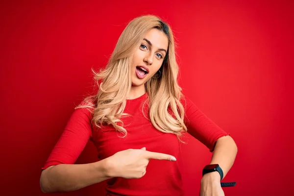 Jovem Bela Mulher Loira Vestindo Camiseta Casual Sobre Fundo Vermelho — Fotografia de Stock