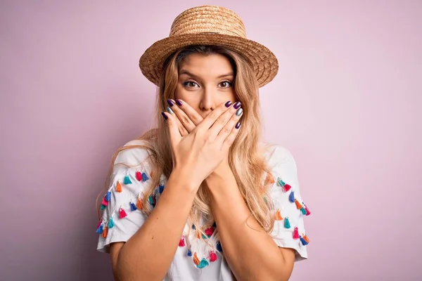 Jovem Bela Mulher Loira Vestindo Camiseta Chapéu Sobre Fundo Rosa — Fotografia de Stock