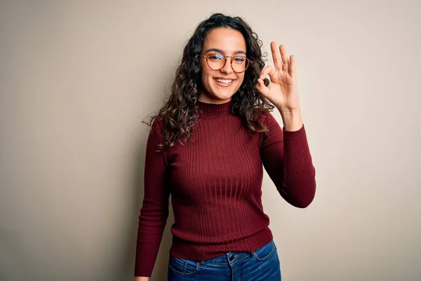 Mooie Vrouw Met Krullend Haar Dragen Casual Trui Bril Witte — Stockfoto