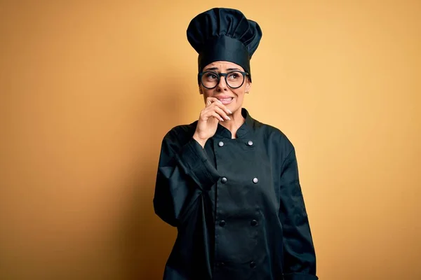 Joven Hermosa Mujer Chef Morena Con Uniforme Cocina Sombrero Sobre —  Fotos de Stock