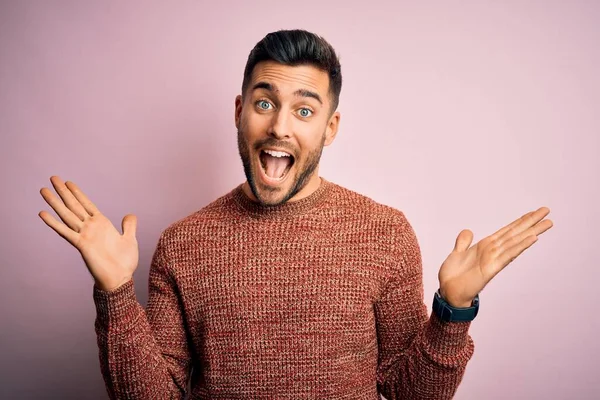 Jovem Homem Bonito Vestindo Camisola Casual Sobre Fundo Rosa Isolado — Fotografia de Stock