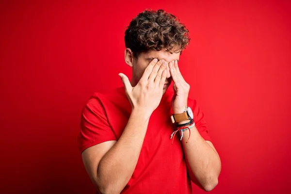 Junger Blonder Gutaussehender Mann Mit Lockigem Haar Lässigem Shirt Vor — Stockfoto