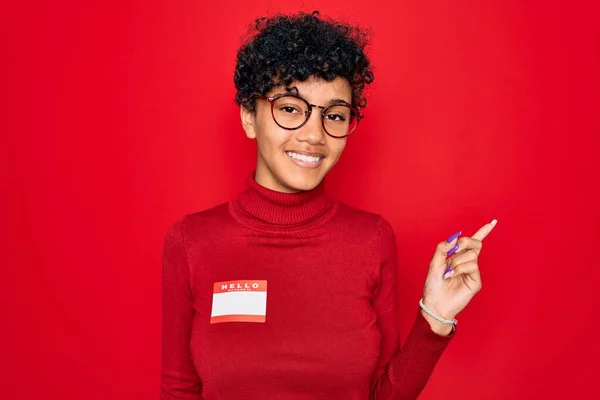 Jovem Mulher Afro Americana Africana Bonita Usando Adesivo Com Mensagem — Fotografia de Stock