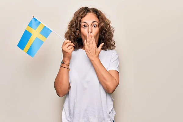 Medelåldern Vacker Turist Kvinna Som Håller Svensk Flagga Över Isolerad — Stockfoto