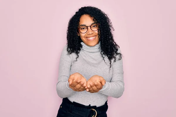 Młoda Afroamerykanka Ubrana Sweter Okulary Różowym Tle Uśmiechnięta Dłońmi Dłońmi — Zdjęcie stockowe