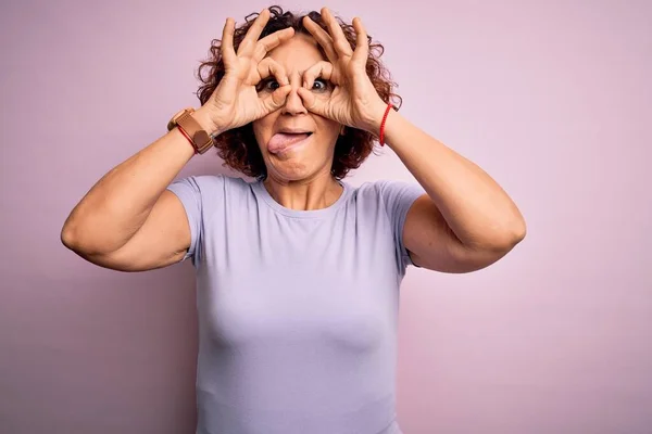 Schöne Frau Mittleren Alters Mit Lockigem Haar Trägt Lässiges Shirt — Stockfoto