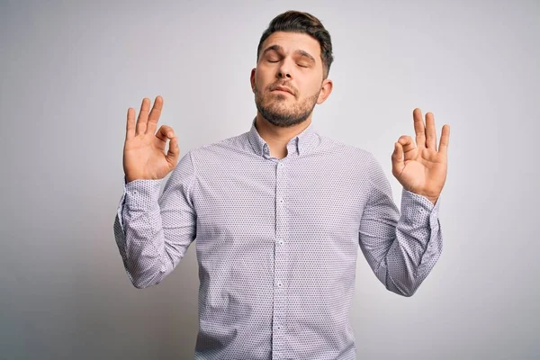 Joven Hombre Negocios Con Los Ojos Azules Pie Sobre Fondo —  Fotos de Stock