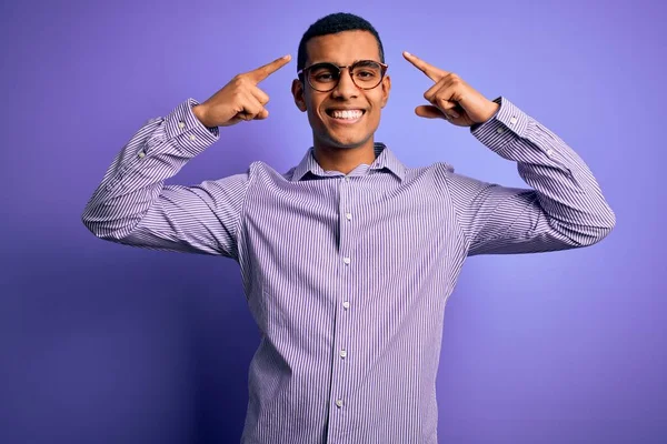 Bonito Homem Afro Americano Vestindo Camisa Listrada Óculos Sobre Fundo — Fotografia de Stock