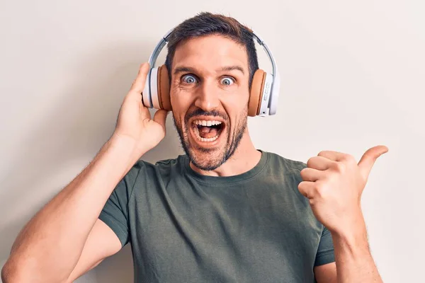 Νεαρός Όμορφος Άντρας Που Ακούει Μουσική Χρησιμοποιώντας Ακουστικά Πάνω Από — Φωτογραφία Αρχείου