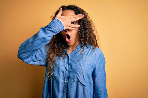 Hermosa Mujer Con Pelo Rizado Con Camisa Mezclilla Casual Gafas — Foto de Stock