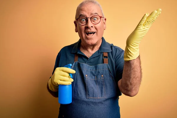 Saubermann Mittleren Alters Der Schürze Und Handschuhe Mit Sprayer Putzt — Stockfoto