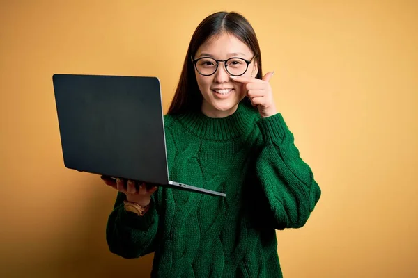 Joven Mujer Negocios Asiática Con Gafas Trabajando Con Computadora Portátil — Foto de Stock