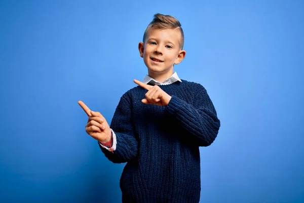 Joven Niño Caucásico Con Ojos Azules Usando Suéter Invierno Sobre —  Fotos de Stock