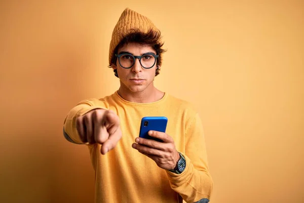 Jonge Knappe Man Met Een Smartphone Met Een Bril Geïsoleerde — Stockfoto