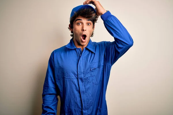Joven Mecánico Vestido Con Gorra Azul Uniforme Pie Sobre Fondo —  Fotos de Stock