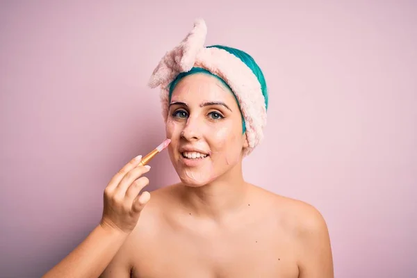 Primer Plano Joven Hermosa Mujer Haciendo Procedimiento Limpieza Aplicando Mascarilla — Foto de Stock