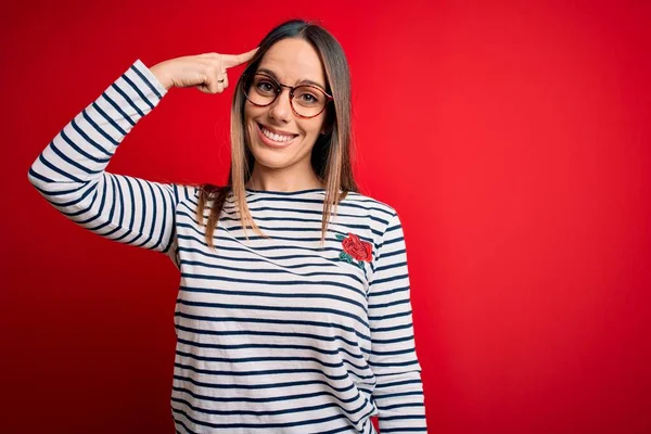 Ung Vacker Blond Kvinna Med Blå Ögon Bär Glasögon Står — Stockfoto