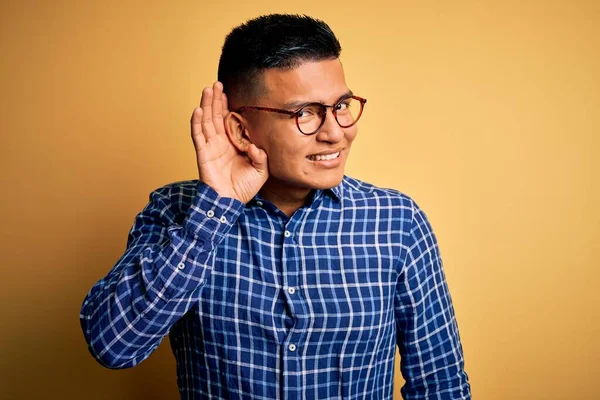 Joven Hombre Latino Guapo Con Camisa Casual Gafas Sobre Fondo —  Fotos de Stock