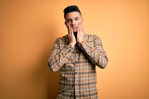 Joven Hombre Guapo Con Camisa Casual Pie Sobre Fondo Amarillo —  Fotos de Stock