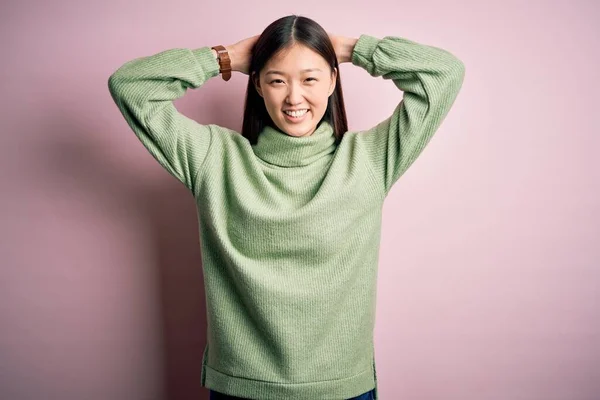 Giovane Bella Donna Asiatica Indossa Maglione Invernale Verde Sfondo Rosa — Foto Stock