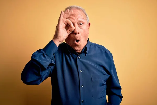 Šedovlasý Starší Muž Neformální Modré Košili Stojící Nad Žlutým Pozadím — Stock fotografie