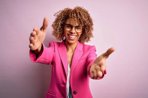 Jeune Femme Affaires Afro Américaine Portant Des Lunettes Debout Sur — Photo