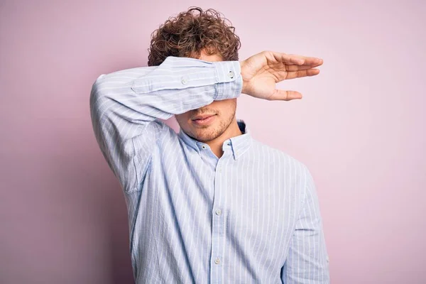 Junger Blonder Gutaussehender Mann Mit Lockigem Haar Der Ein Gestreiftes — Stockfoto