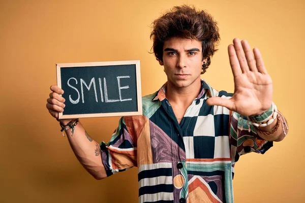 Junger Gutaussehender Mann Hält Tafel Mit Lächelbotschaft Über Isoliertem Gelbem — Stockfoto