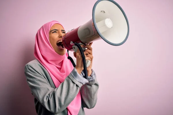 Geschäftsfrau Hijab Schreit Wütend Aus Protest Durch Megafon Aufgeregt Schreien — Stockfoto