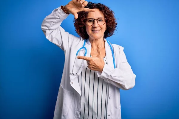 Medioevo Curly Capelli Medico Donna Indossa Cappotto Stetoscopio Sfondo Blu — Foto Stock