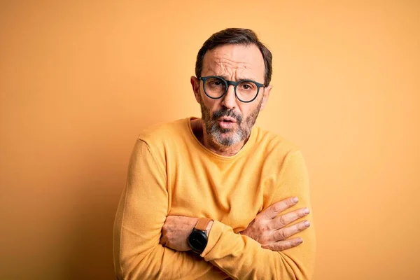 Hombre Alzado Mediana Edad Con Suéter Casual Gafas Sobre Fondo —  Fotos de Stock